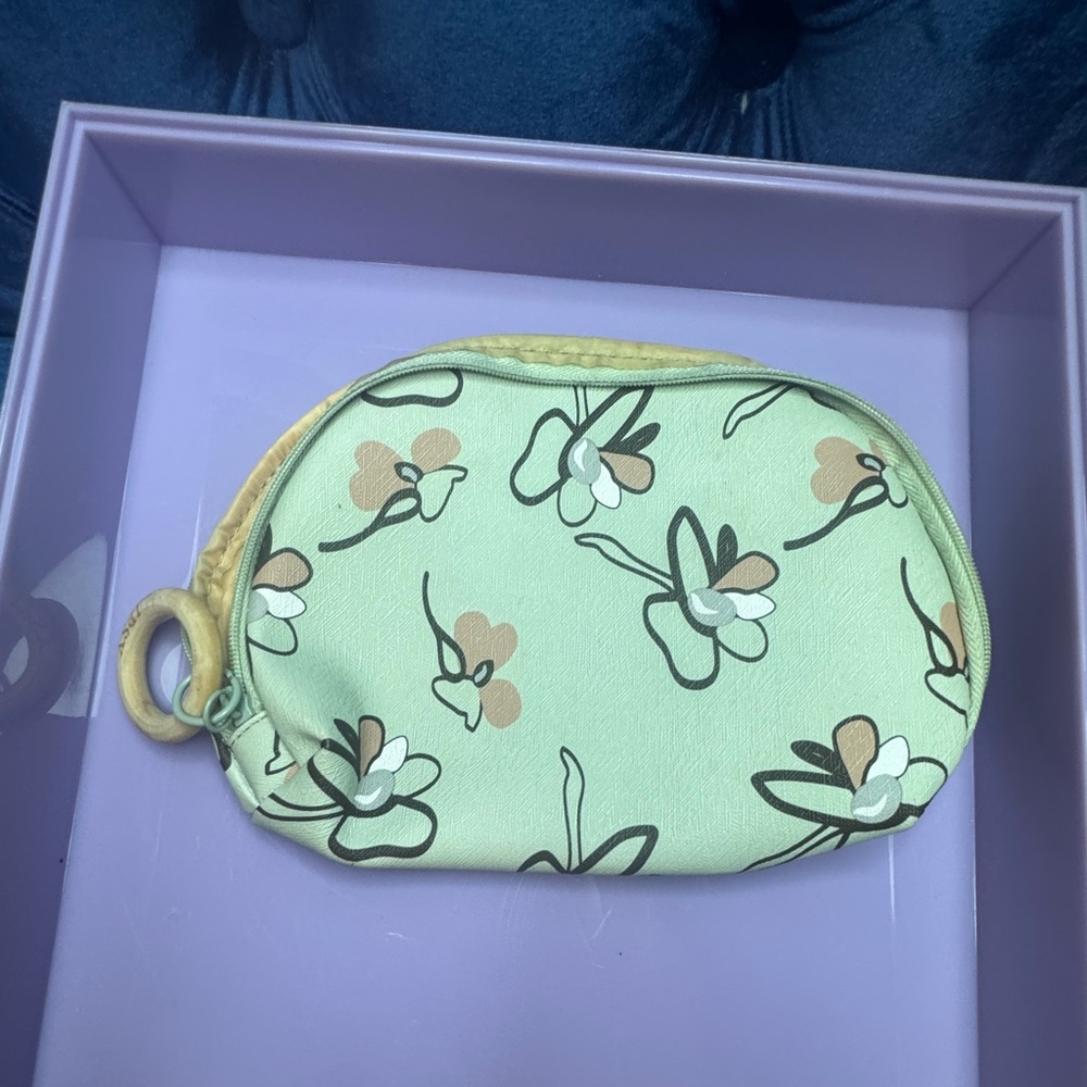 4/$10 Ipsy Green and Beige Floral Cosmetic Pouch